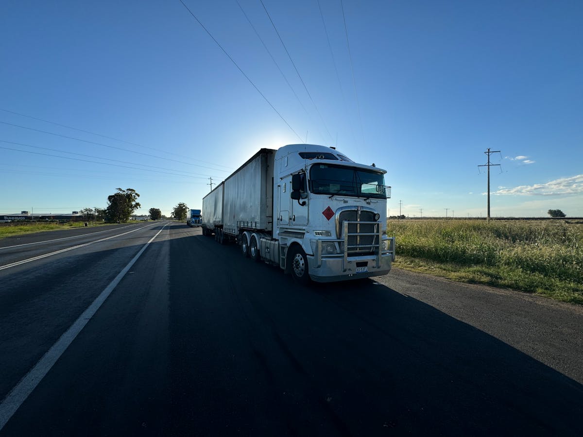 Camión de lona o tautliner para transporte de mercancía